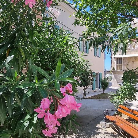 Dea Del Mar Apartments Изола Экстерьер фото