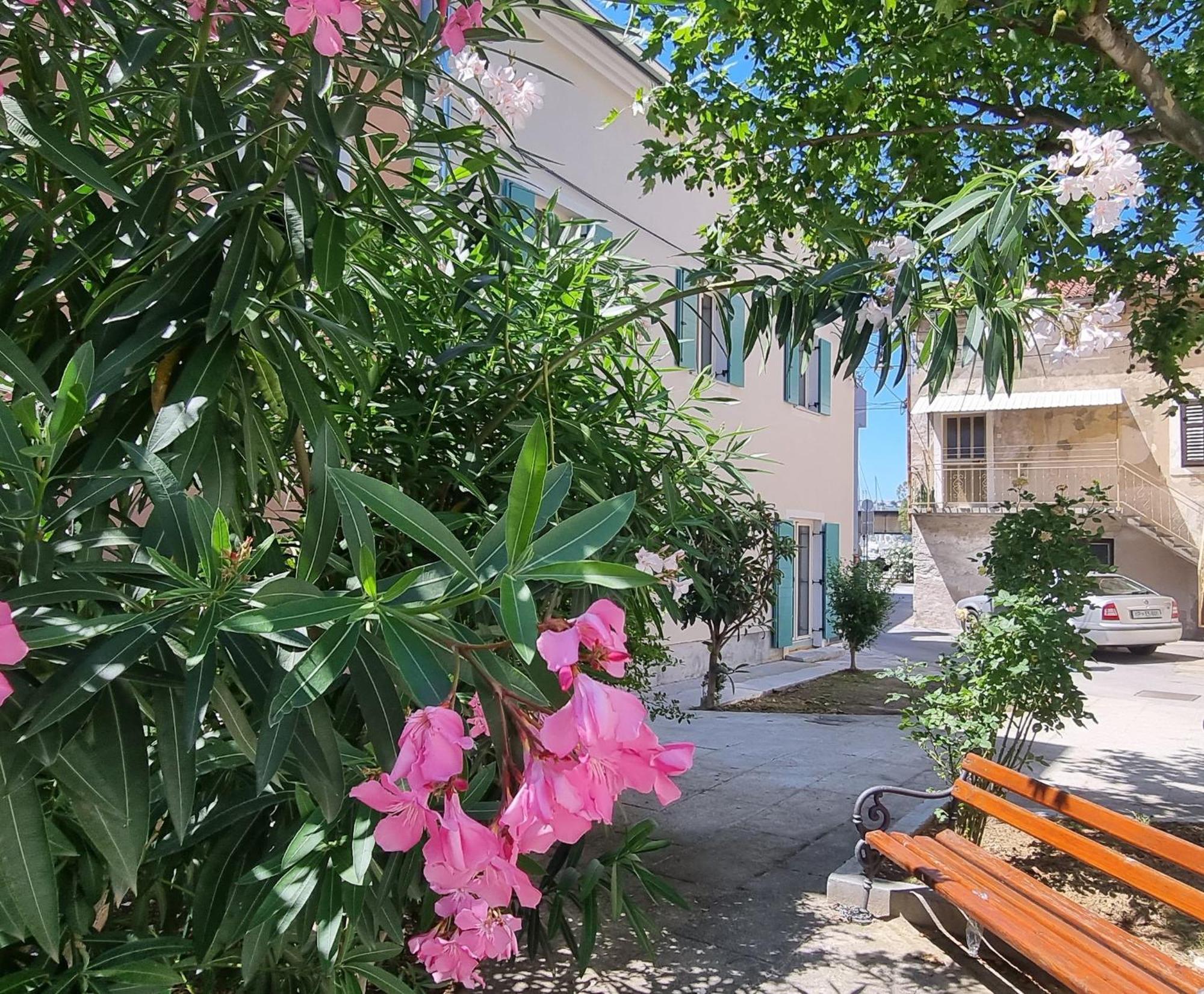 Dea Del Mar Apartments Изола Экстерьер фото